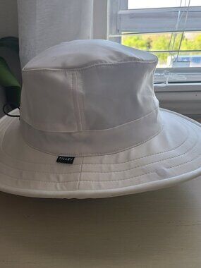 The Tilley Loves Golf Adult Bucket Hat Sz M Travel Sun Cap White SPF
